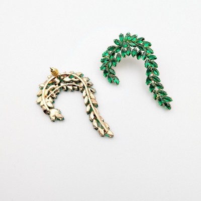 GREKAS JEWELRY Κρεμαστά Σκουλαρίκια Καμπύλη με Πράσινους Κρυστάλλους