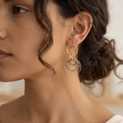 Χειροποίητα Επιχρυσωμένα Σκουλαρίκια Catherine Bijoux με Κρεμαστούς Κύκλους και Σκούρες Πέτρες