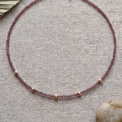Minimal Χειροποίητο Κολιέ με Μωβ Faceted Χάντρες & Χρυσές Λεπτομέρειες – GREKAS JEWELRY