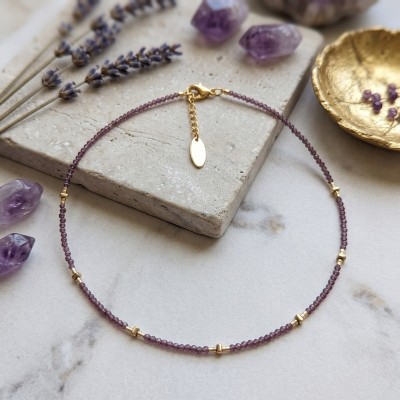Minimal Χειροποίητο Κολιέ με Μωβ Faceted Χάντρες & Γεωμετρικές Χρυσές Λεπτομέρειες – GREKAS JEWELRY