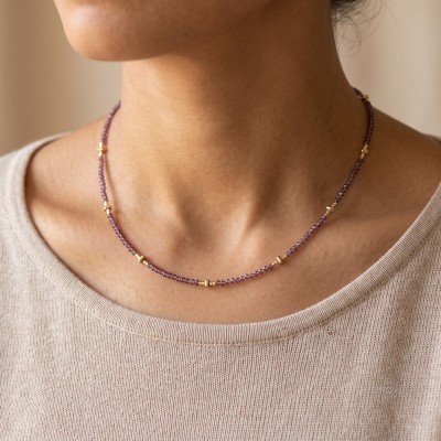 Minimal Χειροποίητο Κολιέ με Μωβ Faceted Χάντρες & Γεωμετρικές Χρυσές Λεπτομέρειες – GREKAS JEWELRY