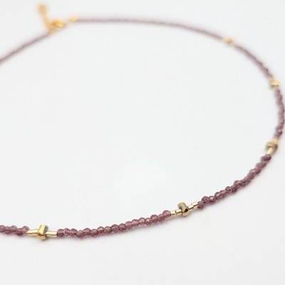 Minimal Χειροποίητο Κολιέ με Μωβ Faceted Χάντρες & Γεωμετρικές Χρυσές Λεπτομέρειες – GREKAS JEWELRY