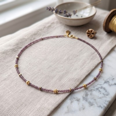 Χειροποίητο Κολιέ με Μωβ Faceted Χάντρες & Χρυσά Διακοσμητικά Στοιχεία – GREKAS JEWELRY