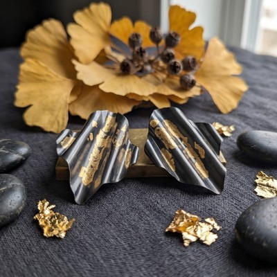 Χειροποίητα Σκουλαρίκια GREKAS JEWELRY – Κυματιστή Φόρμα σε Μαύρο & Χρυσό