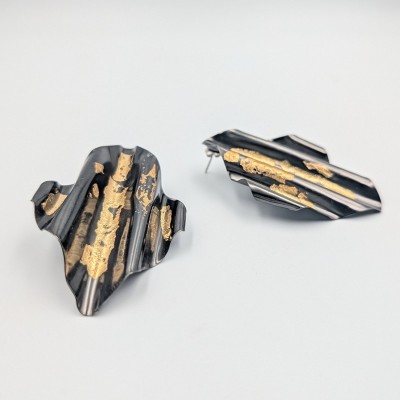 Χειροποίητα Σκουλαρίκια GREKAS JEWELRY – Κυματιστή Φόρμα σε Μαύρο & Χρυσό