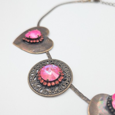 Χειροποίητο Statement Κολιέ Dimitriadis – Καρδιές & Κρύσταλλοι Swarovski σε Bright Pink