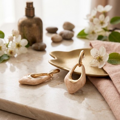 Statement Κρεμαστά Σκουλαρίκια με Οργανικό Design & Nude/Beige Σμάλτο – GREKAS JEWELRY