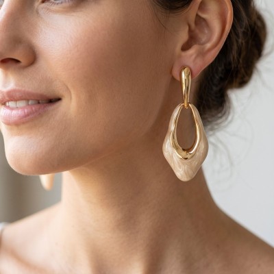 Statement Κρεμαστά Σκουλαρίκια με Οργανικό Design & Nude/Beige Σμάλτο – GREKAS JEWELRY