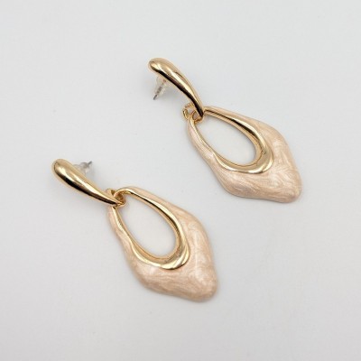 Statement Κρεμαστά Σκουλαρίκια με Οργανικό Design & Nude/Beige Σμάλτο – GREKAS JEWELRY