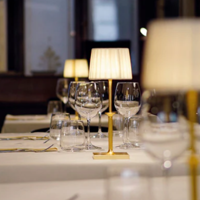 Zafferano Poldina Classic table lamp Επιτραπέζιο Φωτιστικό LED σε Χρυσό με λευκό καπέλο